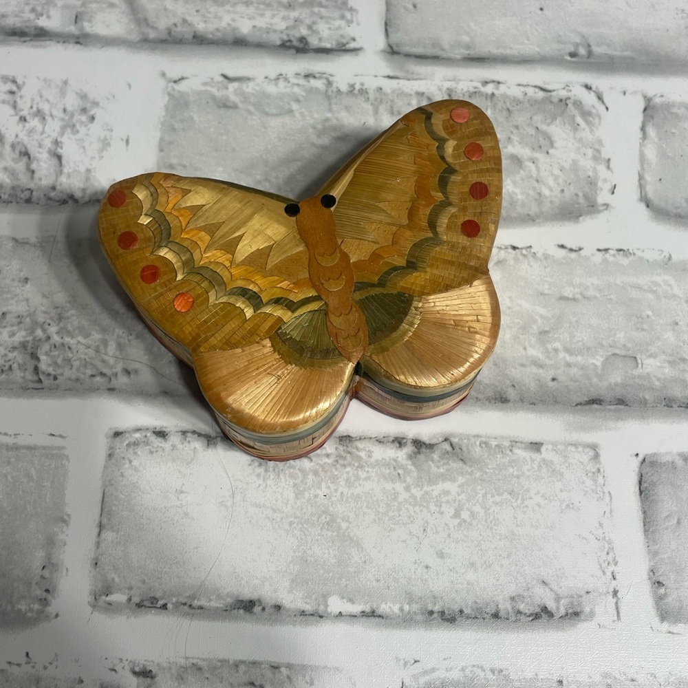 Vintage Global House of Art. Wicker Bamboo Butterfly Trinket Box. China.